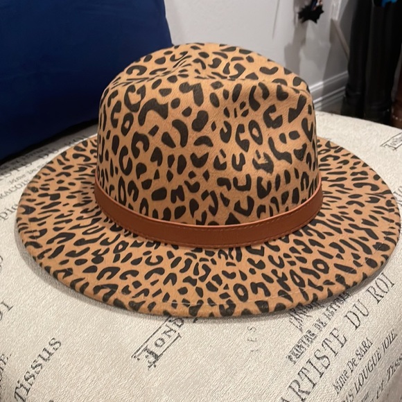 Rich chestnut cheetah stylish hat with leather band. - Picture 2 of 3